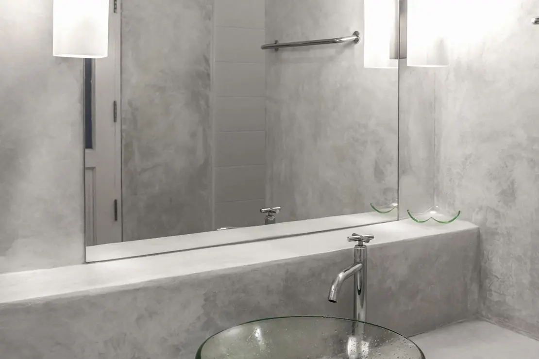 Cuarto de baño con muros y superficie de microcemento de color gris. Cuarto de baño con muros y superficie de microcemento de color gris.